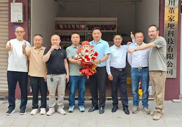 中国灵芝人郑德清改写灵芝养生史，全球首款"灵芝菌王汤"火锅底料上市，让贵族养生食药材飞入百姓餐桌 第1张